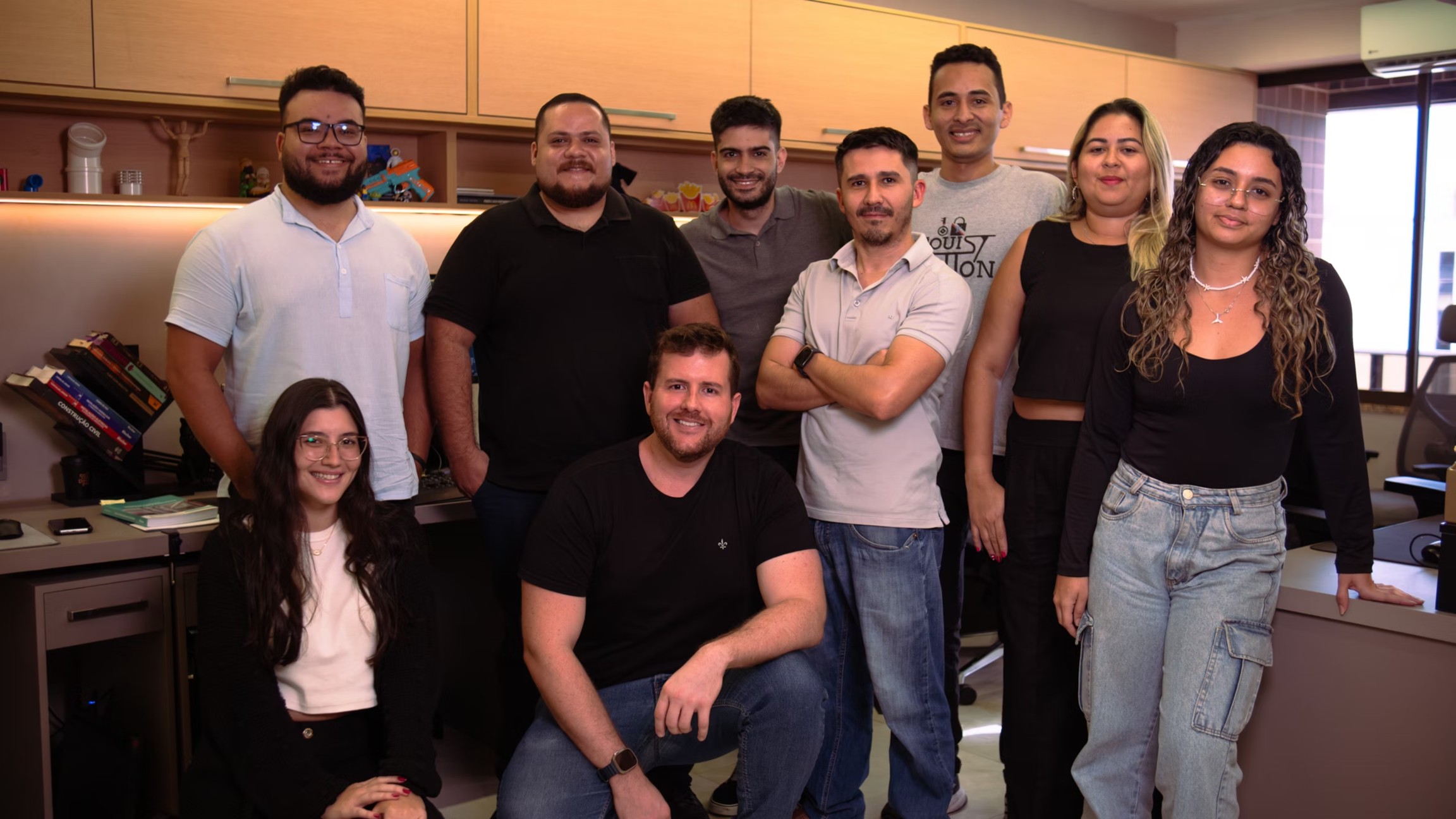 Equipe da IEX Projetos reunida no escritório